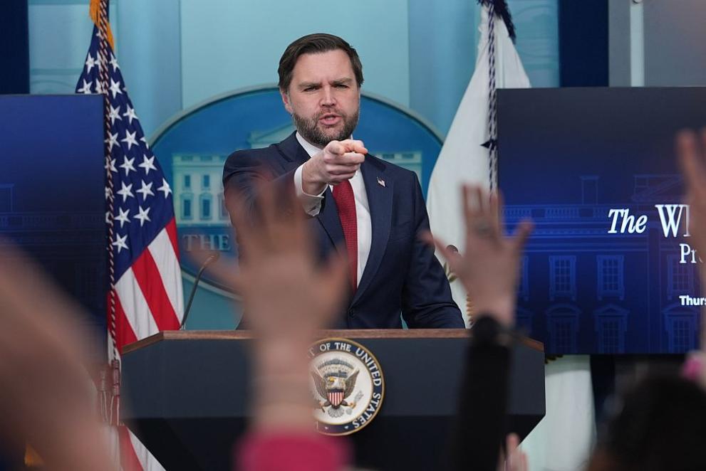 По-малко от 24 часа след като федерален имиграционен служител застреля