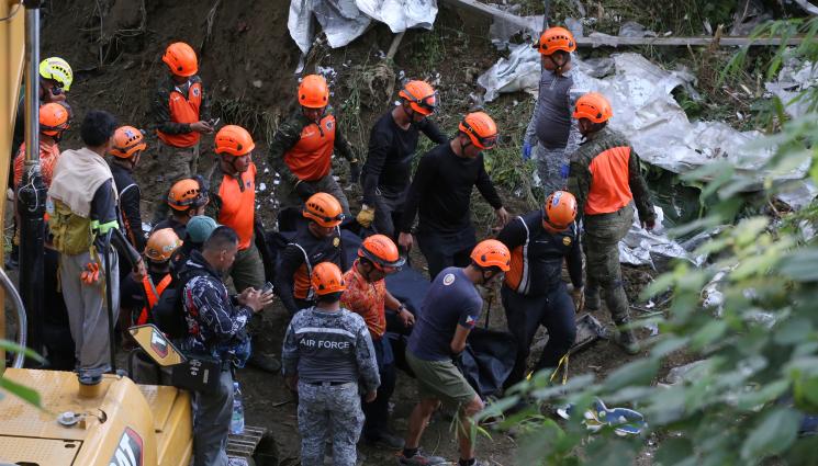 боклук филипини - Лавина от боклук погълна работници във Филипините!