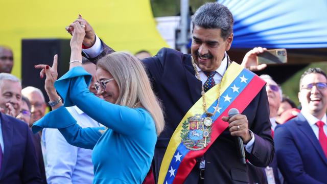 Проницателна, хитра и потайна – жената до Николас Мадуро (ГАЛЕРИЯ)