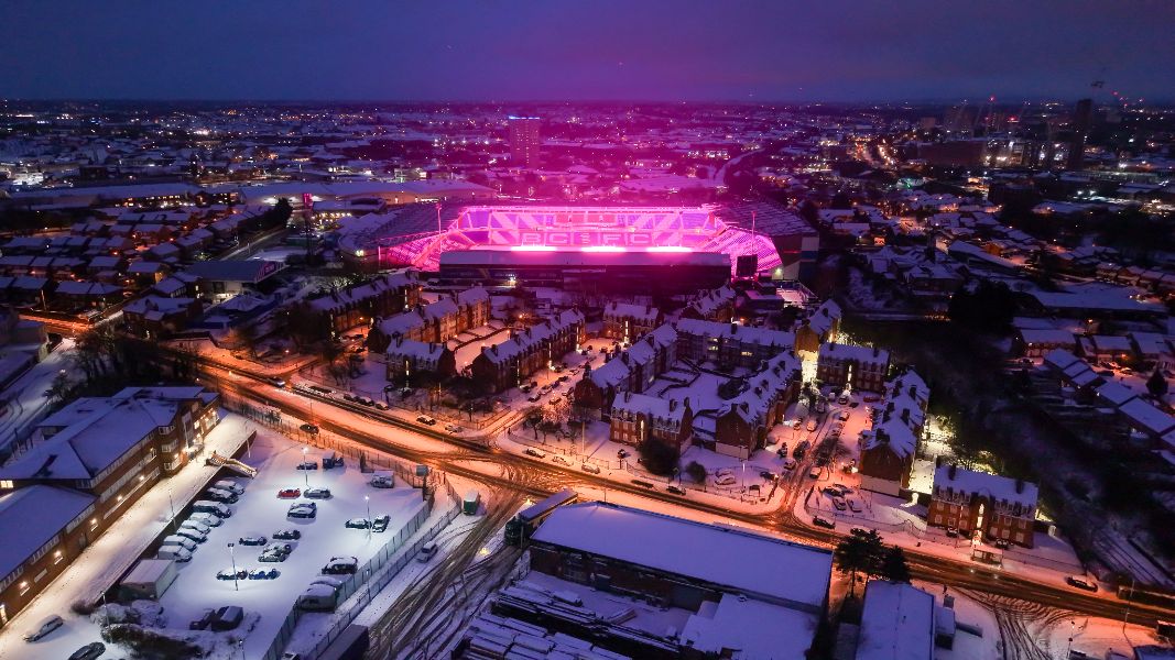 <p>Небето над Бирмингам мистериозно се оцвети в ярко розово.</p>