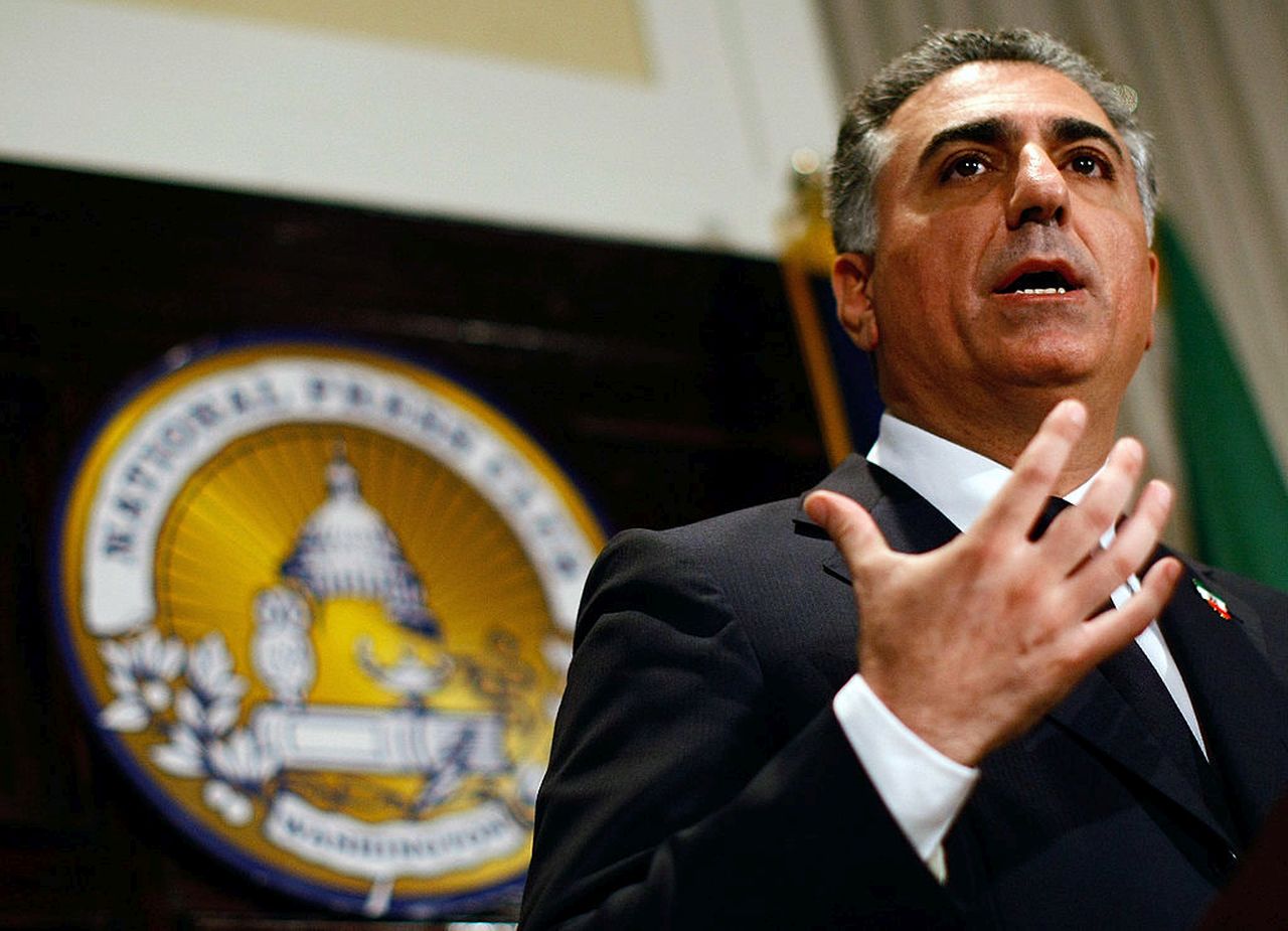 Престолонаследникът в изгнание, който иска да промени Иран: Кой е Реза Пахлави?