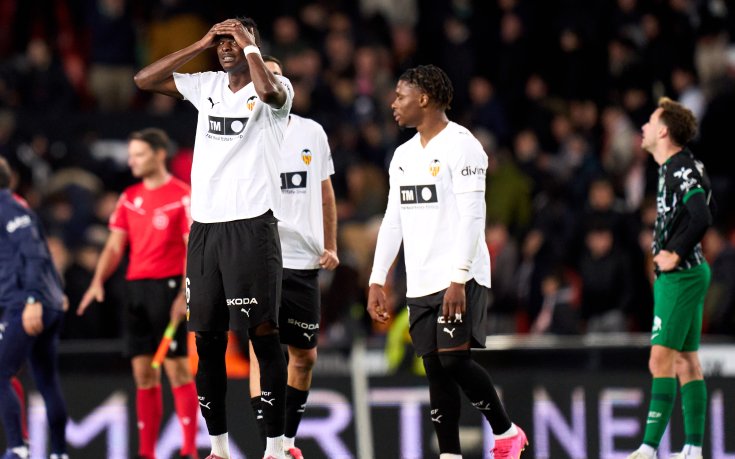 Валенсия бе близо до нов провал, но измъкна точка в края срещу Елче