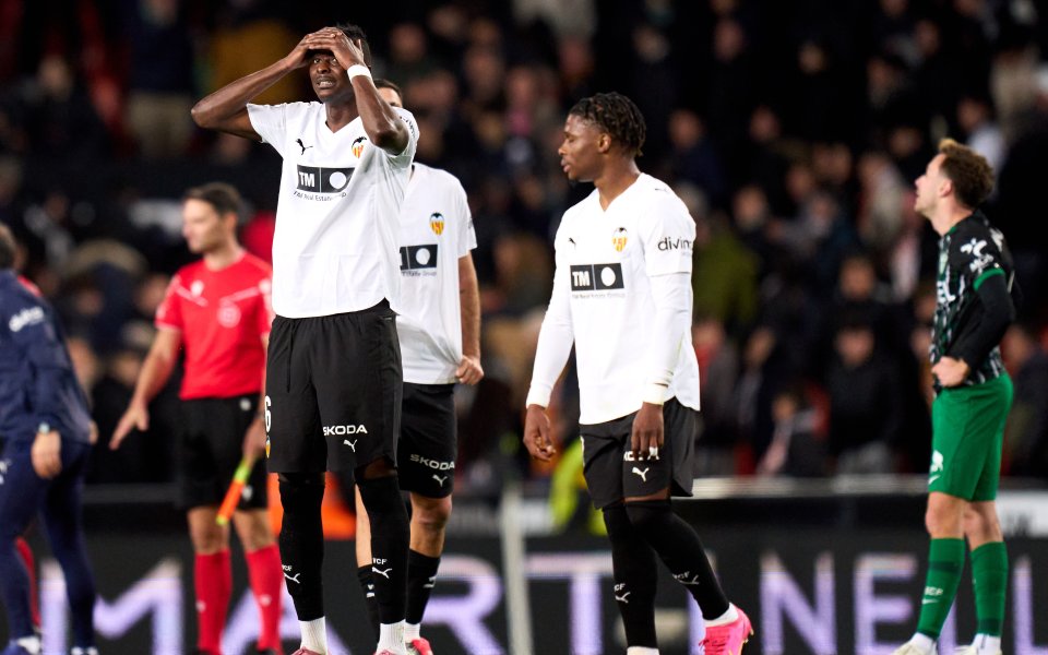 Валенсия бе близо до нов провал, но измъкна точка в края срещу Елче