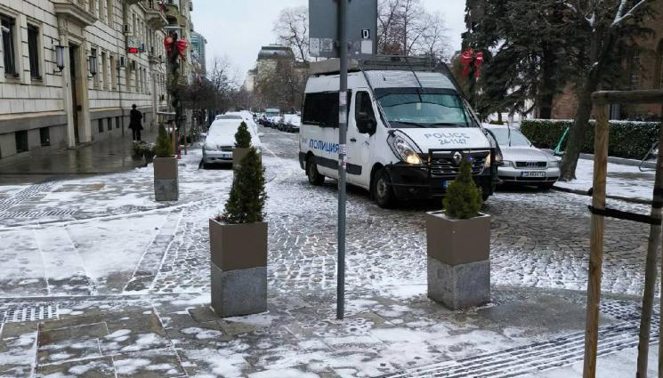 боклук - Софиянци оставиха боклука си пред общината в знак на протест! (СНИМКИ+ВИДЕО)