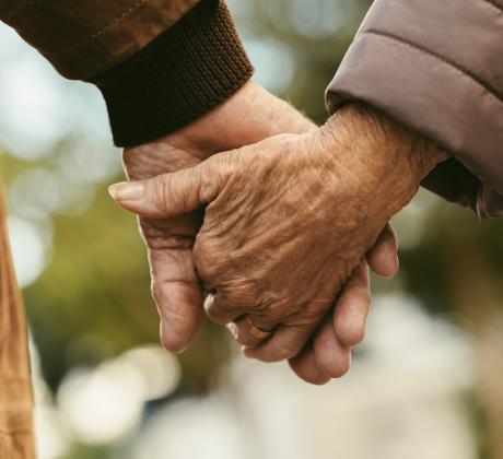 Любовта понякога идва тихо Без обещания Без план Просто с