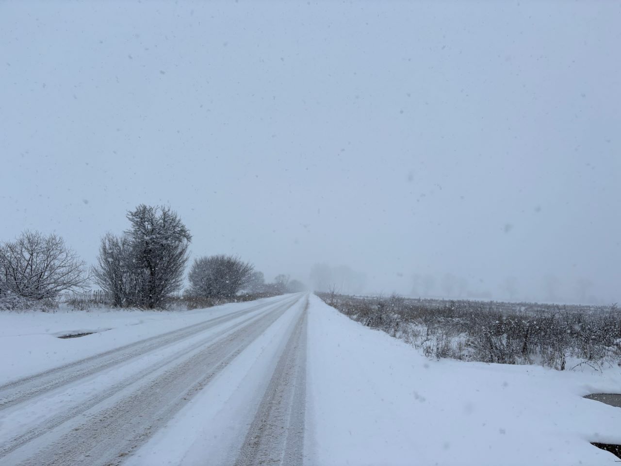 Внимание! Скална маса ограничи движението София - Самоков