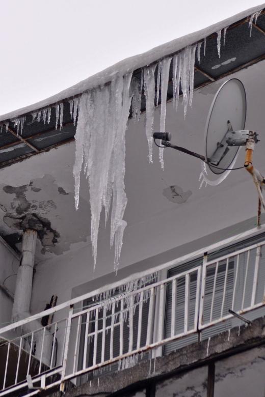  ледени висулки сняг разчистване 