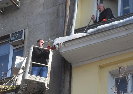 ледени висулки сняг почистване