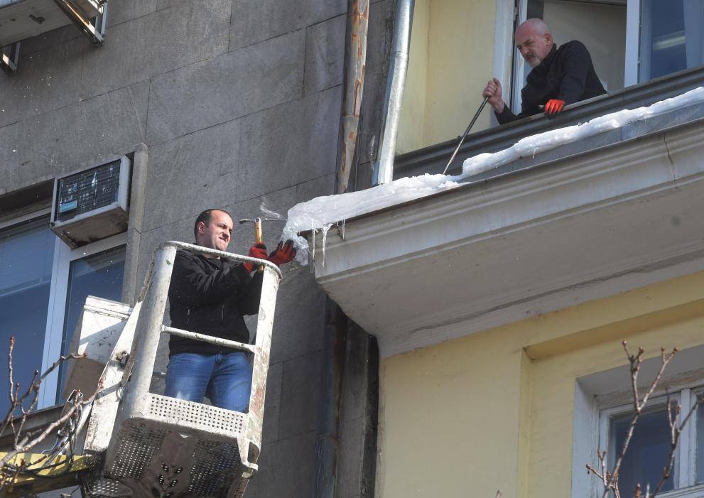  ледени висулки сняг разчистване 