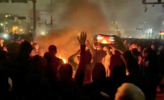 Броят на убитите при протестите в Иран надхвърли 500