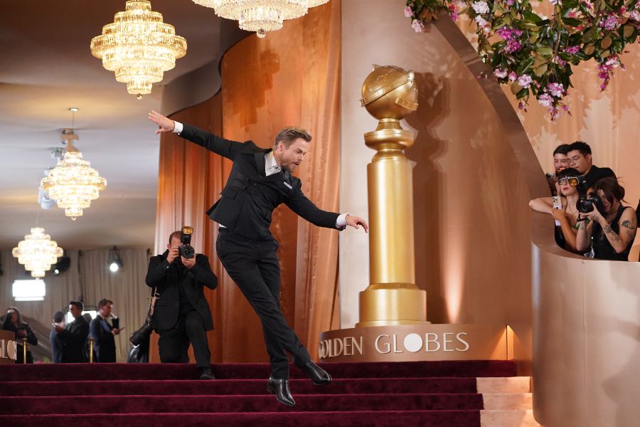 <p>Много звезди от света на киното и телевизията преминаха по червения килим на тазгодишните Златни глобуси &ndash; една от водещите церемонии по връчване на награди в Холивуд, която се проведе в Лос Анджелис. Черната комедия &bdquo;Битка след битка&ldquo; и историята за Уилям Шекспир &bdquo;Хамнет&rdquo; спечелиха най-големите награди.</p>