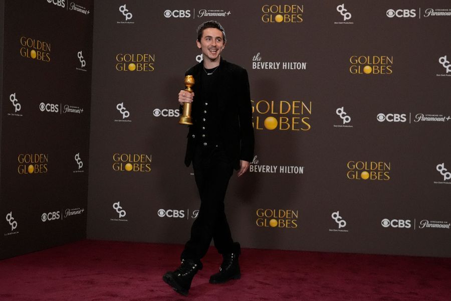 <p>Много звезди от света на киното и телевизията преминаха по червения килим на тазгодишните Златни глобуси &ndash; една от водещите церемонии по връчване на награди в Холивуд, която се проведе в Лос Анджелис. Черната комедия &bdquo;Битка след битка&ldquo; и историята за Уилям Шекспир &bdquo;Хамнет&rdquo; спечелиха най-големите награди.</p>