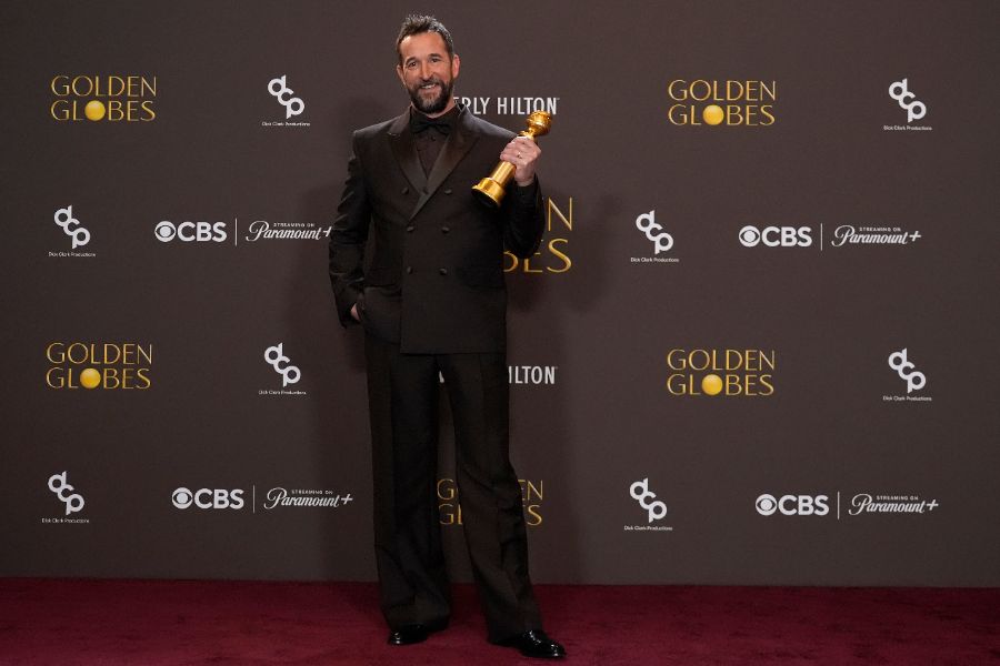 <p>Много звезди от света на киното и телевизията преминаха по червения килим на тазгодишните Златни глобуси &ndash; една от водещите церемонии по връчване на награди в Холивуд, която се проведе в Лос Анджелис. Черната комедия &bdquo;Битка след битка&ldquo; и историята за Уилям Шекспир &bdquo;Хамнет&rdquo; спечелиха най-големите награди.</p>