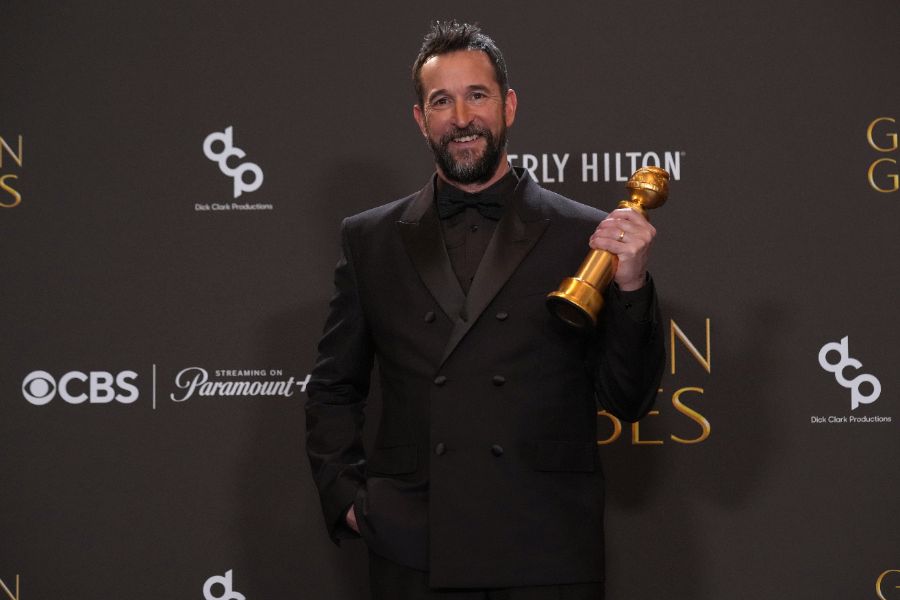 <p>Много звезди от света на киното и телевизията преминаха по червения килим на тазгодишните Златни глобуси &ndash; една от водещите церемонии по връчване на награди в Холивуд, която се проведе в Лос Анджелис. Черната комедия &bdquo;Битка след битка&ldquo; и историята за Уилям Шекспир &bdquo;Хамнет&rdquo; спечелиха най-големите награди.</p>