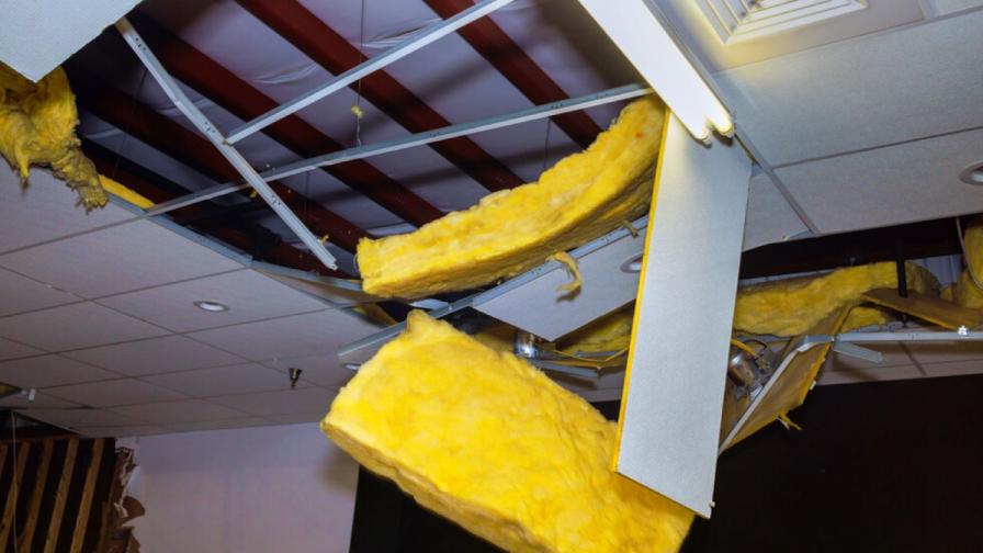 Таван се срути в мол в Солун, жена е пострадала