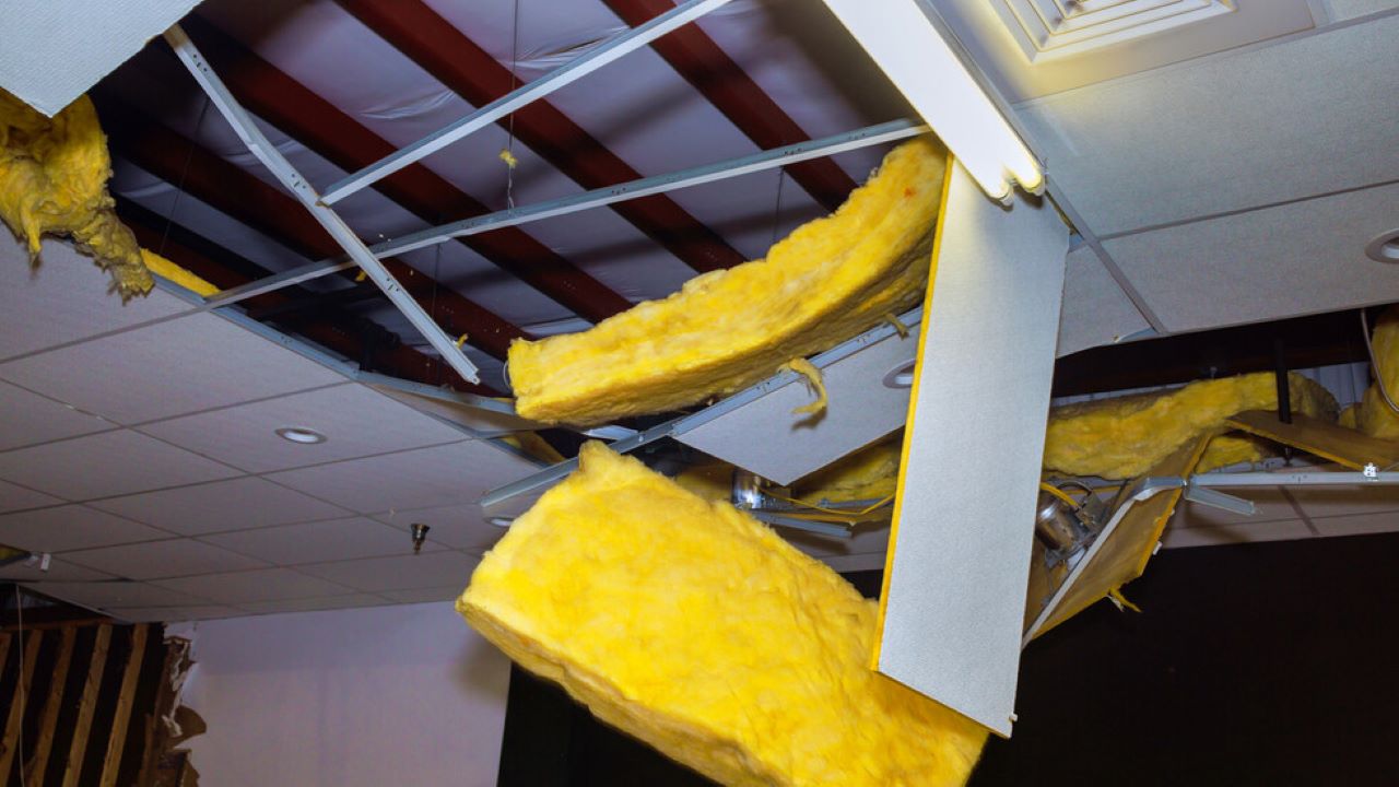 Таван се срути в мол в Солун, жена е пострадала