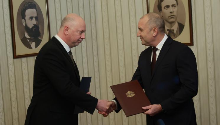 Радев и Желязков - МАНДАТНАТА РУЛЕТКА: Президентът връчи папката за съставяне на правителство на първите (ВИДЕО и СНИМКИ)