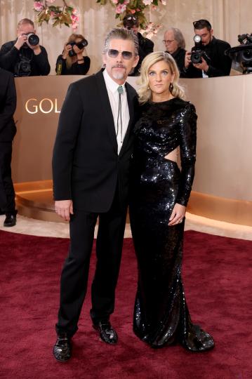 Любов на червения килим: Най-красивите звездни двойки на „Златните глобуси“ 2026 (СНИМКИ) - снимка 7