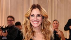 Златен глобус червен килим