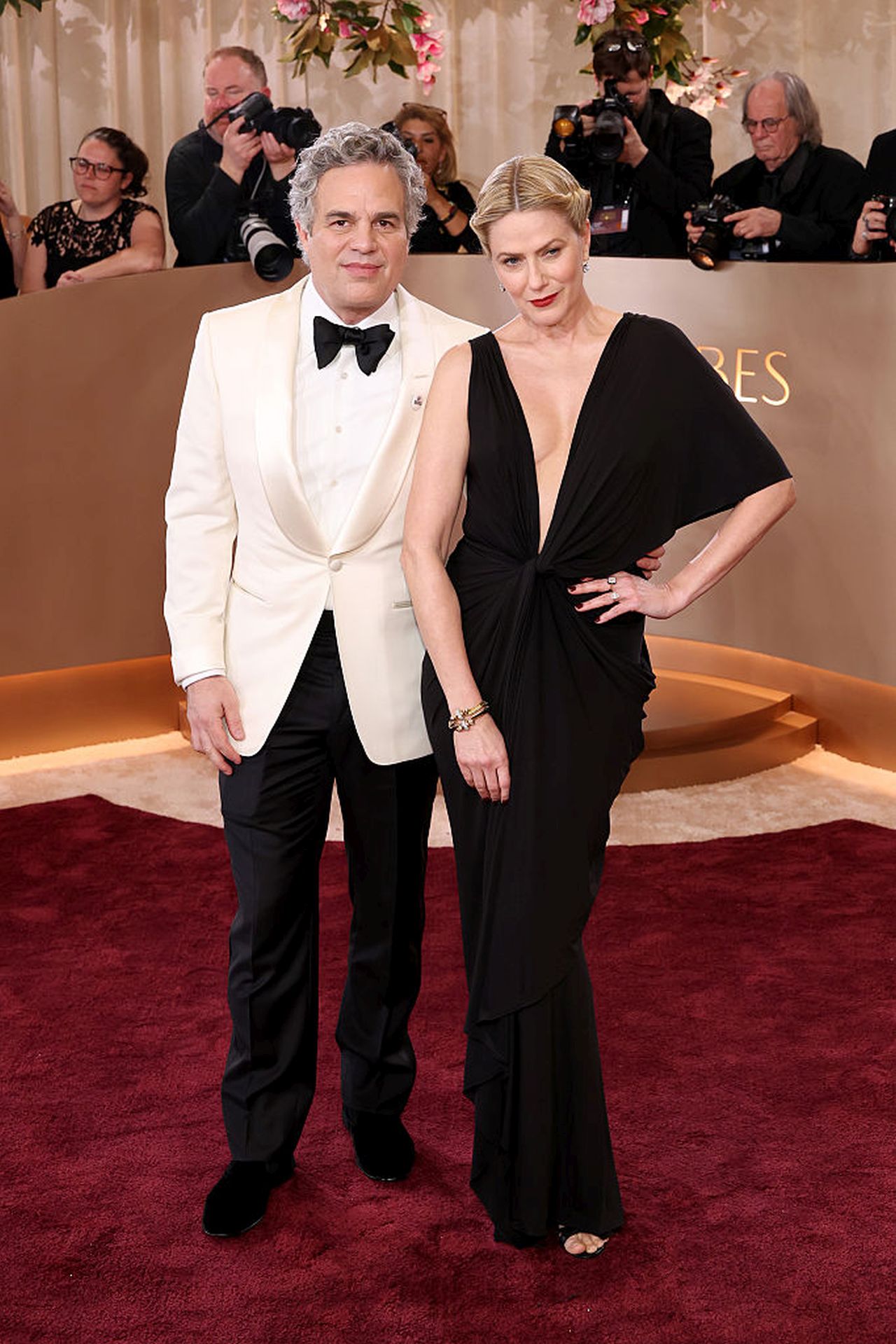 <p><strong>Марк Ръфало и Сънрайз Койни</strong></p>

<p>Номинираният за най-добро мъжко актьорско изпълнение в телевизионен сериал &ndash; драма, Марк Ръфало беше придружен от съпругата си Сънрайз Койни.</p>