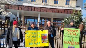 Жители на Сухиндолпротестираха срещу изграждането на фотоволтаичен парк на площ