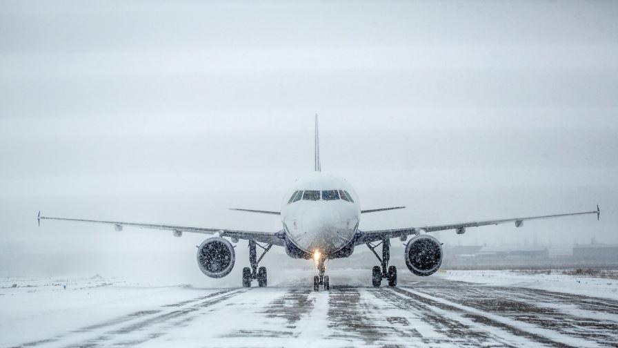 Заледени писти затвориха летището във Виена, нарушени са полети в Прага