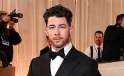 „Удари ме като ритник в корема“: Ник Джонас проговори за тревожността си на наградите „Златен глобус“
