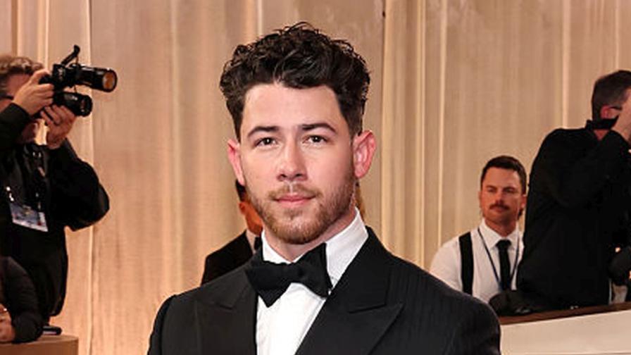 „Удари ме като ритник в корема“: Ник Джонас проговори за тревожността си на наградите „Златен глобус“