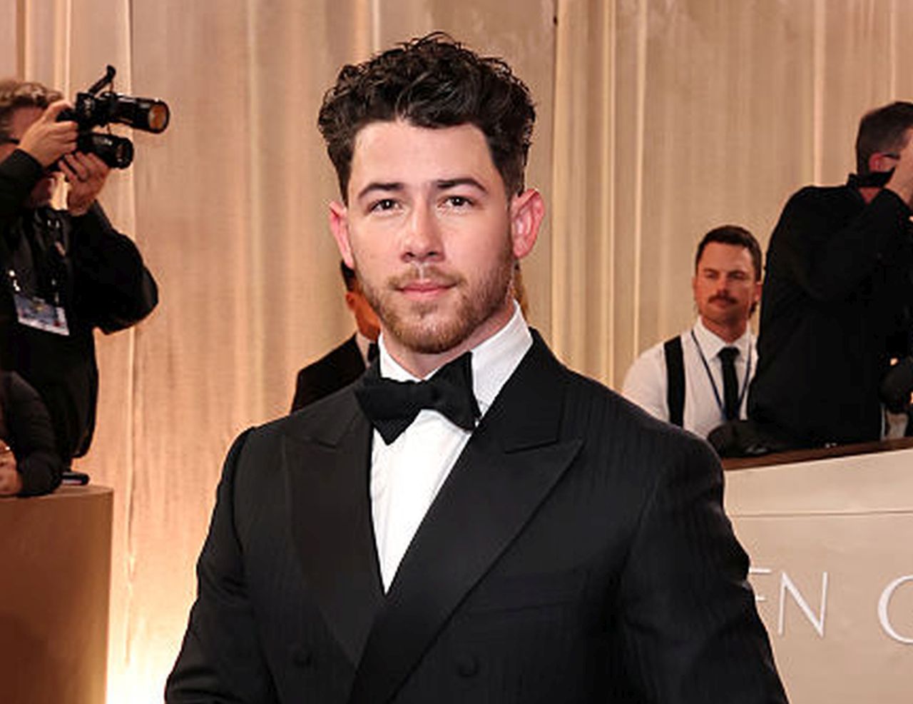 „Удари ме като ритник в корема“: Ник Джонас проговори за тревожността си на наградите „Златен глобус“