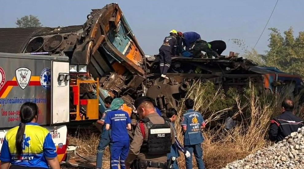 Кран падна върху влак в Тайланд, 22 души загинаха