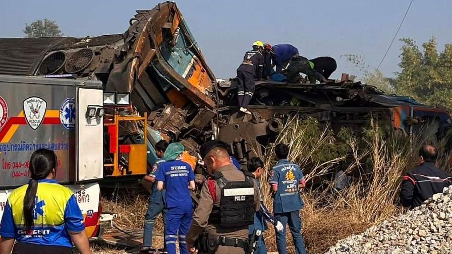 Катастрофата в Тайланд, при която кран падна върху преминаващ влак