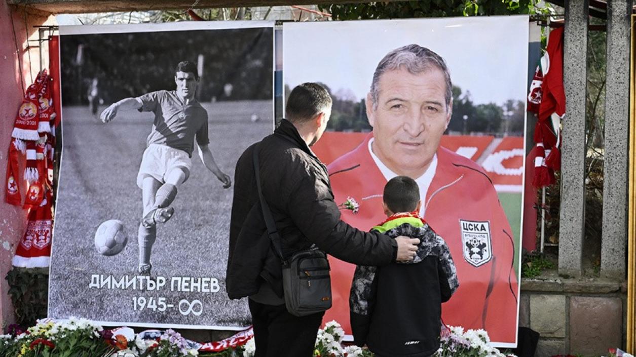 ЦСКА почита Димитър Пенев с паметник в Борисовата градина