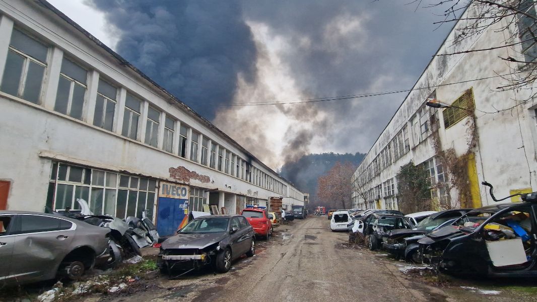 <p>Гори пожар в склад за текстилни материали на ул. &bdquo;Академик Ангел Балевски&ldquo; в Троян.</p>