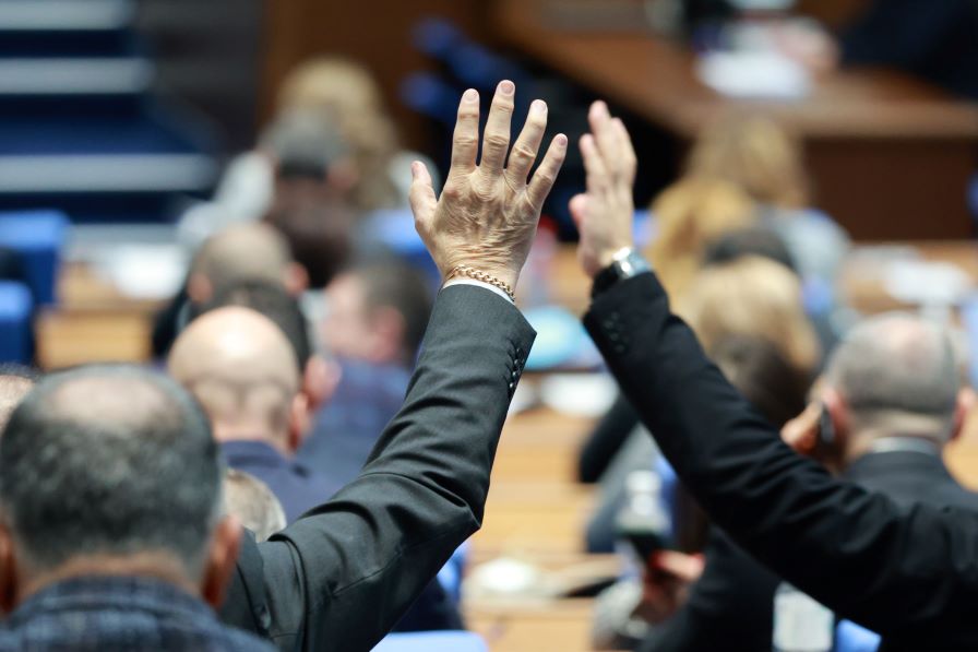 Депутатите приеха, но след прегласуване отхвърлиха идеята НСО да охранява само заемащите висши държавни длъжности