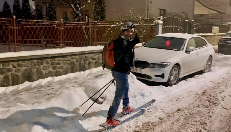 н - ОПОРТЮНИСТ: Мъж отиде на работа със ски (ВИДЕО)