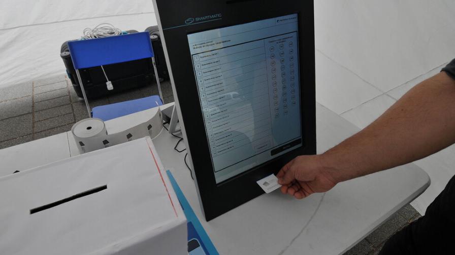 Асен Василев и "Информационно обслужване" влязоха в спор за машините за гласуване