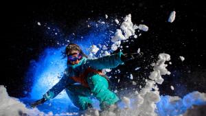 нощ каране на ски сноуборд писта