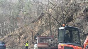 Разчистват паднали камъни по пътя Самоков София