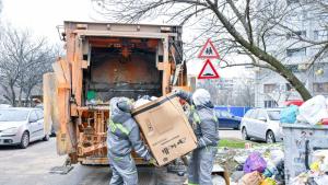 При продължаващата кризисна организация на сметопочистването в някои райони на