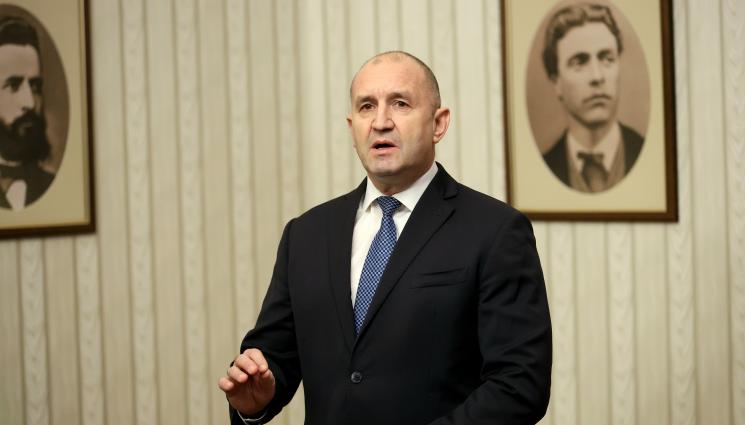 Румен Радев - Радев дава третия мандат на АПС