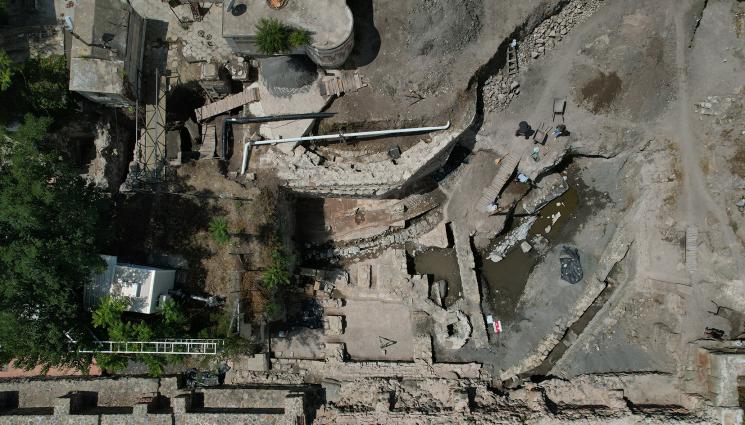 разкопки - При разкопки на Акве Калиде: Лъсна част от римски мраморен басейн!