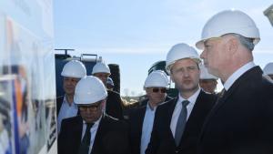 Росен Желязков инспектира извършването на проучвателен сондаж на площадка на