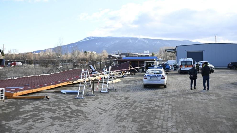 Хале се срути на ул. Суходолска“ в София. При инцидента