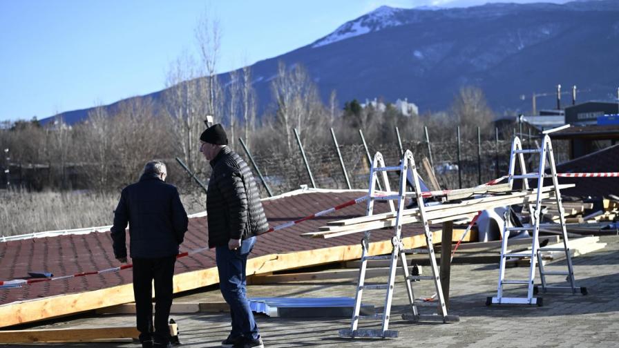 Кадри от мястото на трагедията - навес се срути в София, загина работник