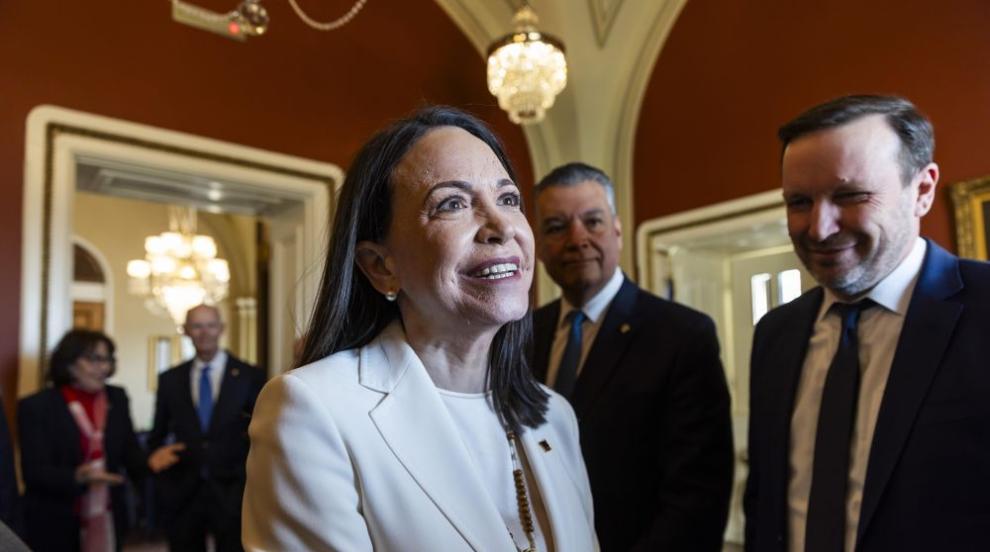 Мачадо връчи своя Нобелов медал на Доналд Тръмп в Белия дом