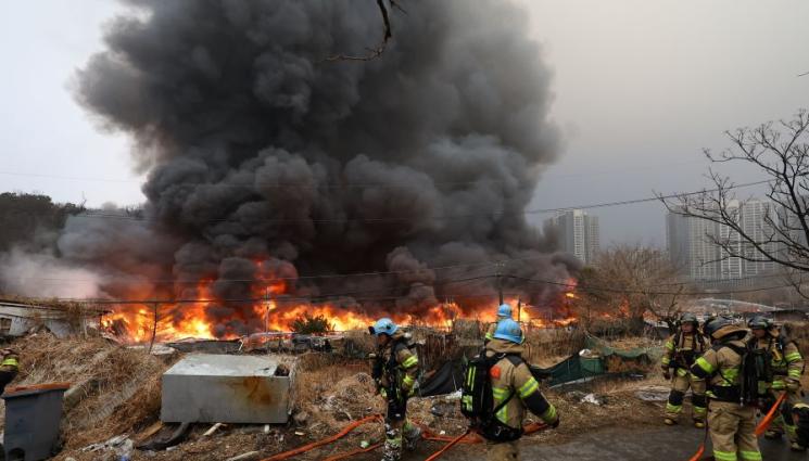 Сеул пожар - ТРАГЕДИИ В СЕУЛ: Пожар изпепели дома на 180 души, автобус се разби в стъклена сграда (СНИМКИ и ВИДЕО)