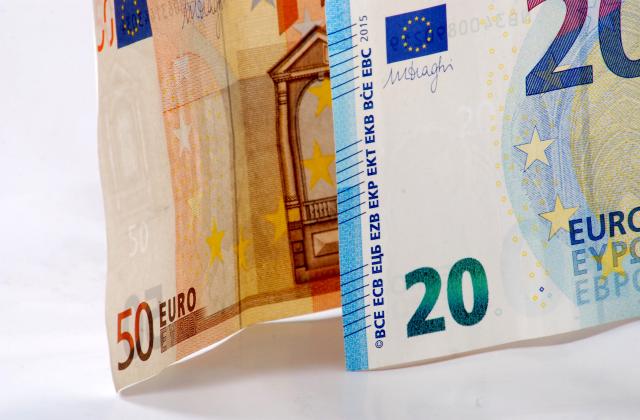 Фалшива 100-еврова банкнота откри в оборота собственик на хранителен магазин