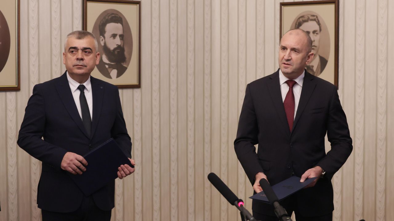 <p>Президентът Румен Радев връчи третия проучвателен мандат за съставяне на правителство на ПГ на "Алианс за права и свободи".</p>