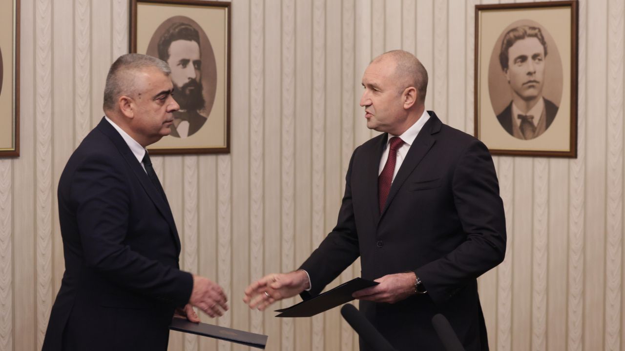 <p>Президентът Румен Радев връчи третия проучвателен мандат за съставяне на правителство на ПГ на "Алианс за права и свободи".</p>