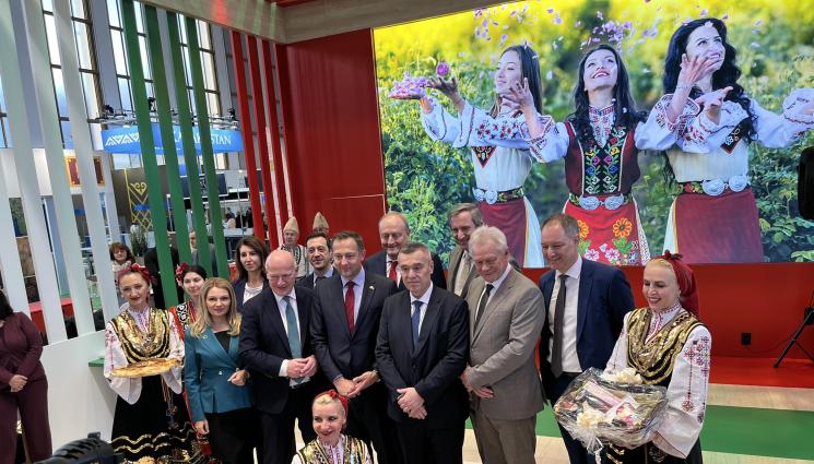 зелена седмица - Комисар разцелува БГ агроминистър! (ВИДЕО)